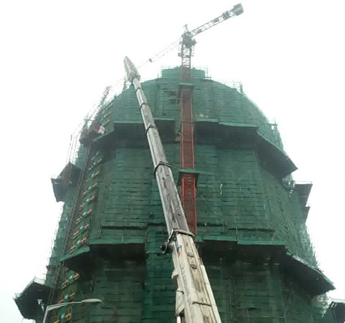 河南吊车在工地上作业